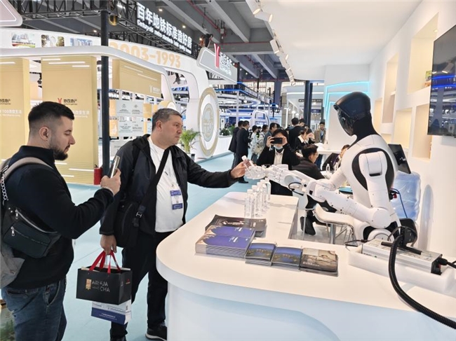 智元机器人首次亮相轨交展，广州地铁展位成打卡点(图2)