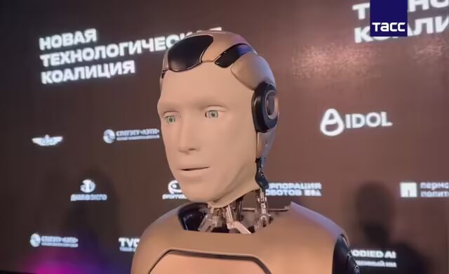 俄罗斯首款国产人形机器人Aidol亮相，“走秀”中意外摔倒(图1)