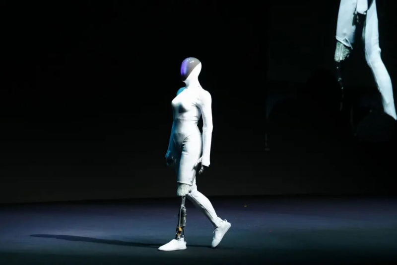 何小鹏：人形机器人明年底量产，软硬件标准要符合甚至超过“车规”(图1)