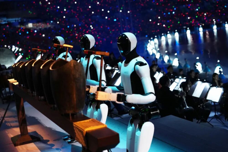 人形机器人首登十五运会开幕式！优必选Walker S2奏响千年青铜句鑃(图1)