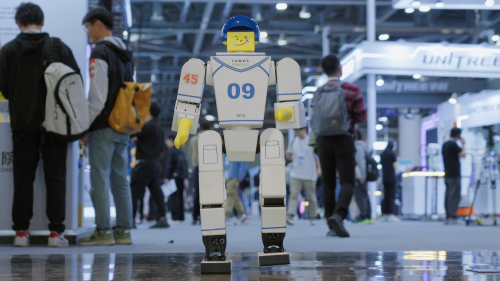 IROS 2025观察 | 宇树、智元、众擎、鹿明：人形机器人赛道“群雄并起”，应用落地路径渐明(图4)