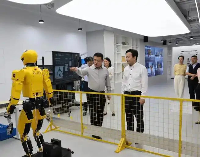 浦东新区主要领导调研区内整机本体机器人企业(图1)