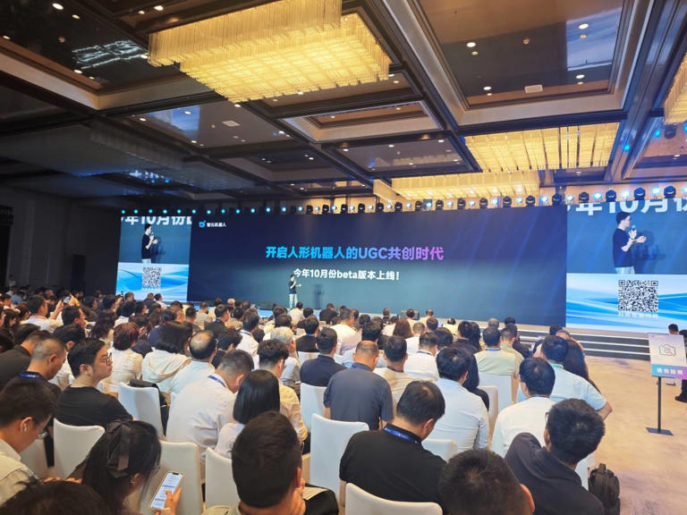 智元机器人灵创平台发布：机器人动作编排难度大幅降低(图1)