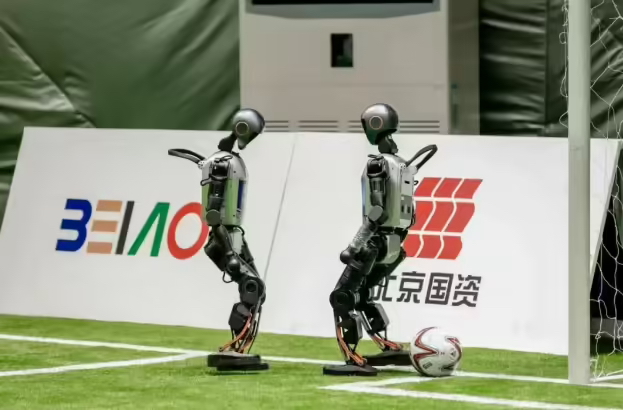 欢迎来到碳基生命的世界：全球首个人形机器人运动会在北京开幕，跳舞、走秀、踢足球，500 余台机器人参赛(图1)
