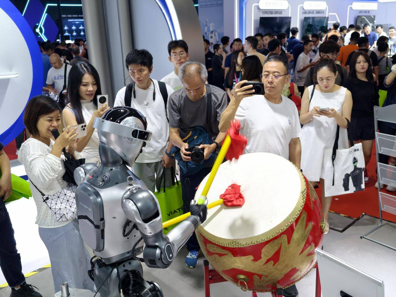 WRC 2025|从人形到末端,灵宝CASBOT描绘“共生系统”全景,构筑真实落地的协作蓝本(图2) WRC 2025|从人形到末端,灵宝CASBOT描绘“共生系统”全景,构筑真实落地的协作蓝本(图2)