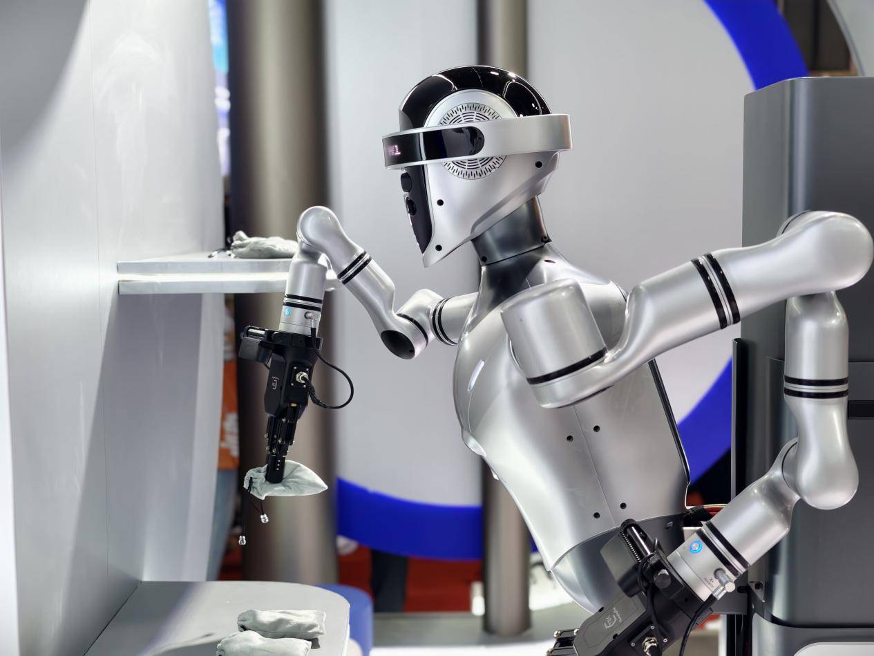 WRC 2025|从人形到末端,灵宝CASBOT描绘“共生系统”全景,构筑真实落地的协作蓝本(图4) WRC 2025|从人形到末端,灵宝CASBOT描绘“共生系统”全景,构筑真实落地的协作蓝本(图4)