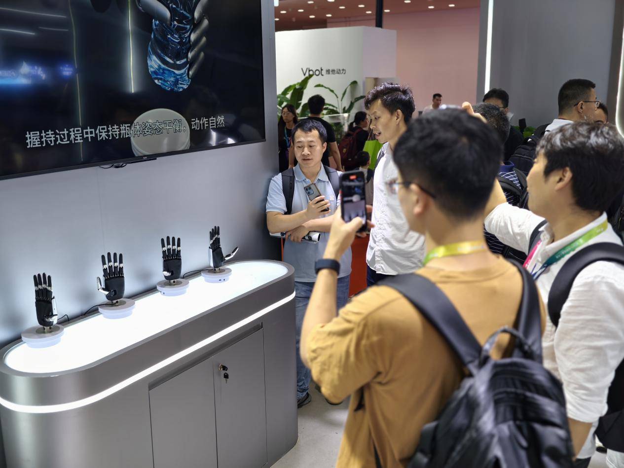 WRC 2025|从人形到末端,灵宝CASBOT描绘“共生系统”全景,构筑真实落地的协作蓝本(图6) WRC 2025|从人形到末端,灵宝CASBOT描绘“共生系统”全景,构筑真实落地的协作蓝本(图6)