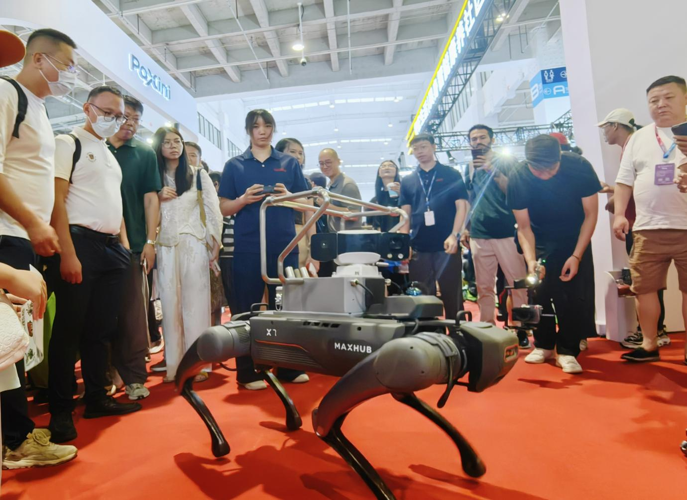 视源股份工业级四足机器人MAXHUB X7首次亮相 打造全地形智能作业平台(图2)