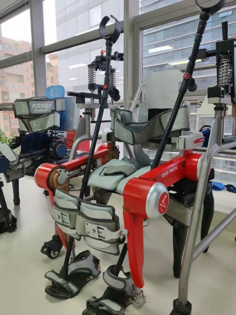 外骨骼机器人火了!能干啥?哪儿能买?贵不贵?(图1) 外骨骼机器人火了!能干啥?哪儿能买?贵不贵?(图1)