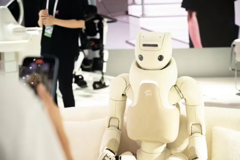 傅利叶首款陪伴机器人 GR-3 发布：全身柔肤软包、可触摸交互，55 个自由度(图1)