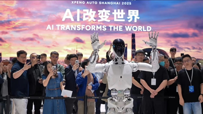 小鹏.jpg 量产元年的人形机器人,要破局C端?(图3)