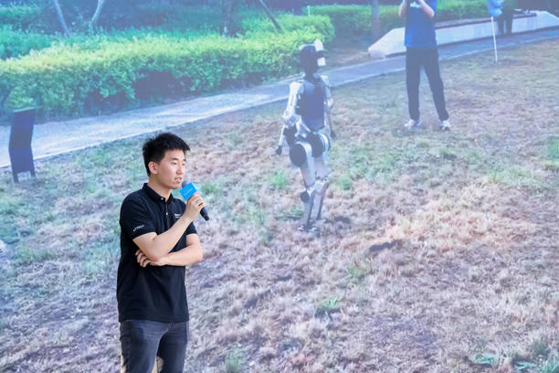 松延动力人形机器人订单破两千台,深度强化学习技术成关键(图2) 松延动力人形机器人订单破两千台,深度强化学习技术成关键(图2)