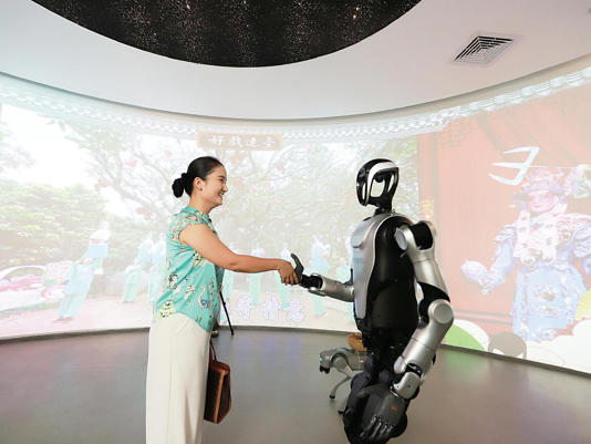 “荔”海扬帆 AI机器人惊艳亮相(图1) “荔”海扬帆 AI机器人惊艳亮相(图1)