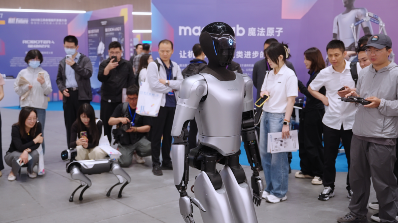 魔法原子闪耀上海具身智能大会,技术实力与商业潜力双赢!(图1) 魔法原子闪耀上海具身智能大会,技术实力与商业潜力双赢!(图1)