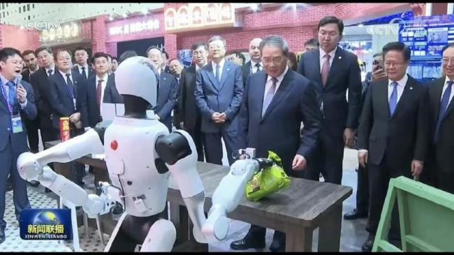 全球首发！智慧尘埃Asmote在WAIC 2025发布，首款“轻量化毫米波专网终端”，三大场景一次打通(图2)