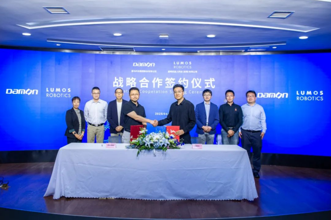Lumos鹿明机器人与德马科技达成战略合作 共推具身智能物流领域规模化落地(图1) Lumos鹿明机器人与德马科技达成战略合作 共推具身智能物流领域规模化落地(图1)