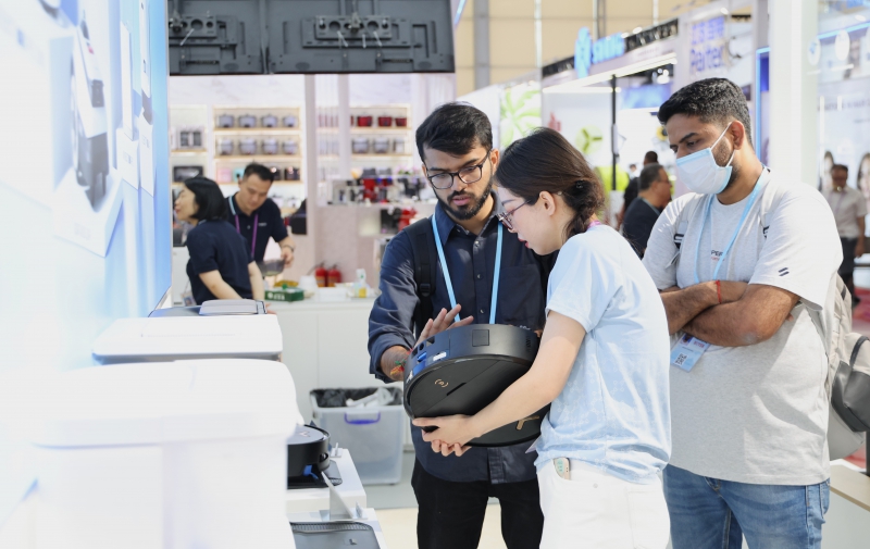 “成都造”机器人化身交通劝导员街头站岗(图1) “成都造”机器人化身交通劝导员街头站岗(图1)