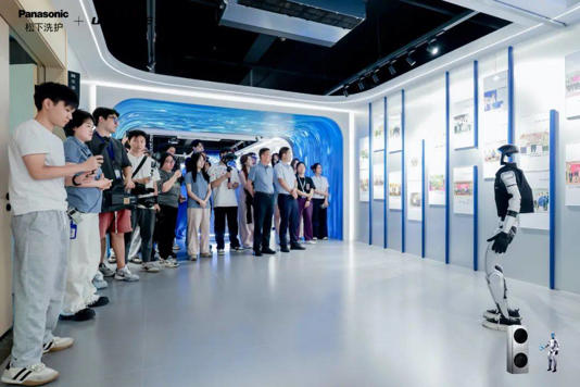 松下“松松”机器人导购登场,家电零售步入人机共生新时代(图3) 松下“松松”机器人导购登场,家电零售步入人机共生新时代(图3)