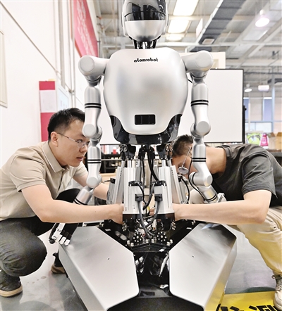 津产首款人形机器人亮相(图1)