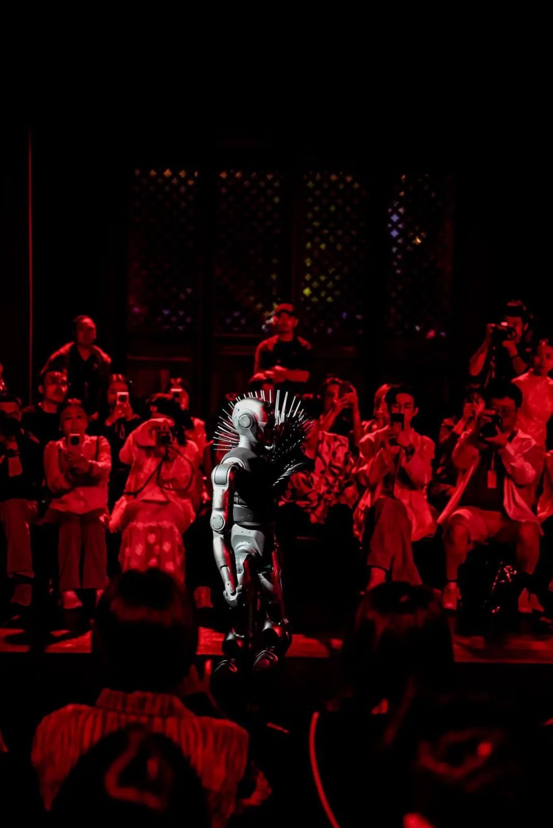 深圳人形机器人“超模”首秀濮院(图4) 深圳人形机器人“超模”首秀濮院(图4)