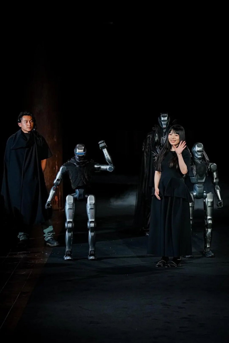 深圳人形机器人“超模”首秀濮院(图5) 深圳人形机器人“超模”首秀濮院(图5)