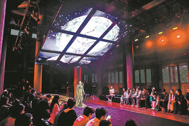 科技对撞时尚，广东智造亮相濮院时装周 机器人酷炫走秀，背后有何大乾坤？(图4)