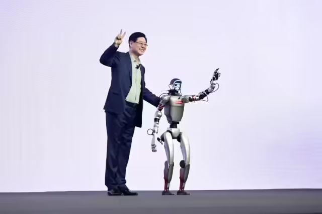 联想首位人形机器人“硅基员工”,亮相(图2) 联想首位人形机器人“硅基员工”,亮相(图2)