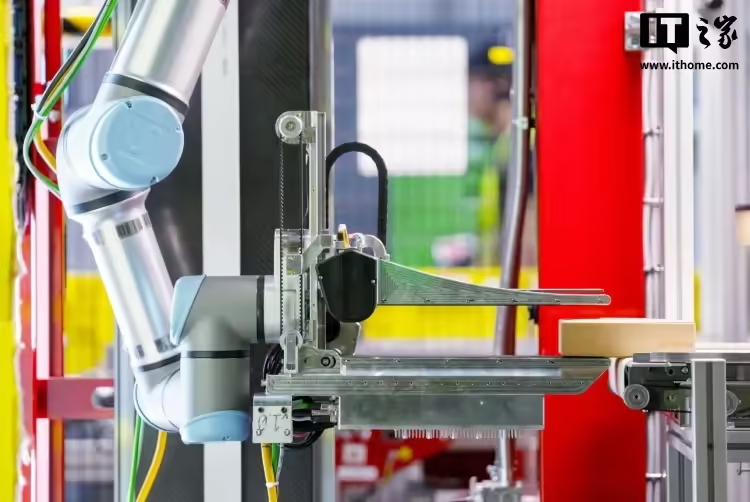 亚马逊推出能“感知”触碰的机器人,可与仓库工人协同作业(图1) 亚马逊推出能“感知”触碰的机器人,可与仓库工人协同作业(图1)