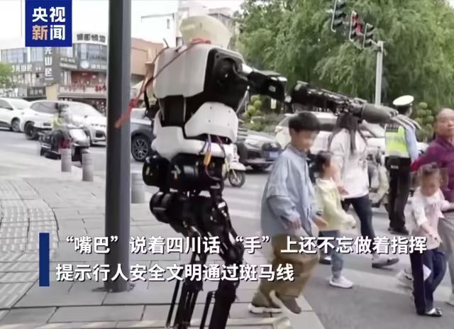 “夸父”机器人上岗四川绵阳:担任早晚高峰交通文明劝导员、能说一口流利四川话(图1) “夸父”机器人上岗四川绵阳:担任早晚高峰交通文明劝导员、能说一口流利四川话(图1)