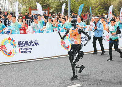 酷!人形机器人选手跑马拉松(图1) 酷!人形机器人选手跑马拉松(图1)