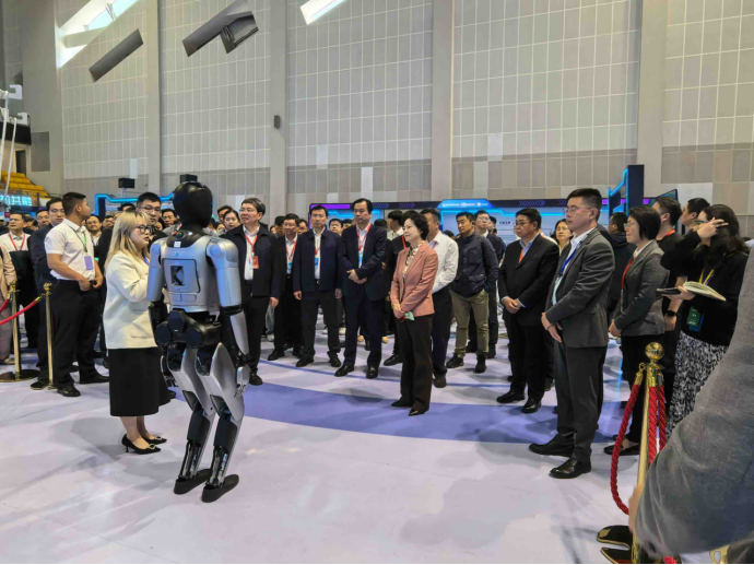 数十台人形机器人即将上岗 魔法原子携手无锡政府加速 “千景共创计划”(图3)