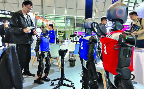 人形机器人“魔都论剑”(图1) 人形机器人“魔都论剑”(图1)