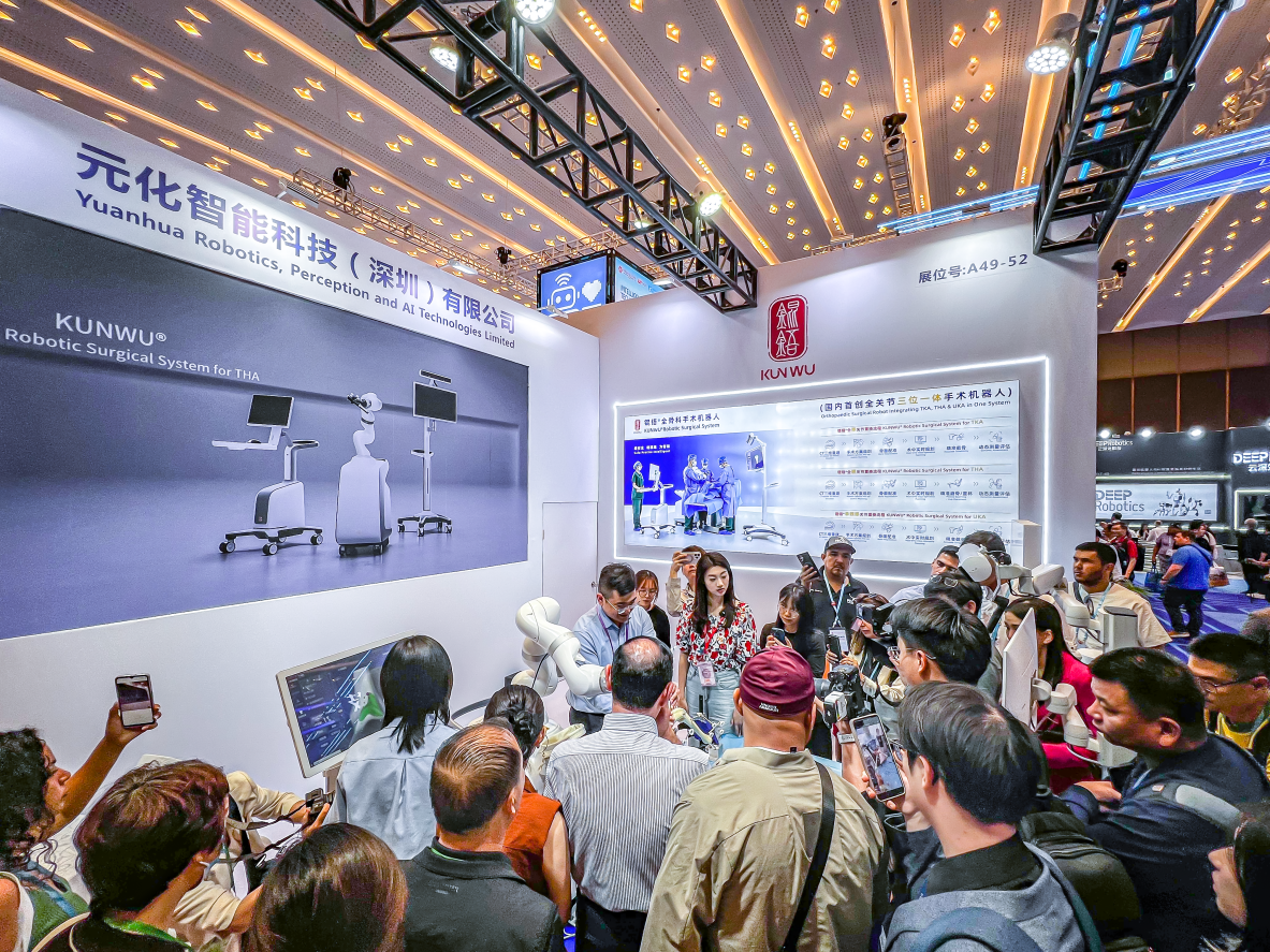 广交会上的“移动手术室 ”元化智能全骨科手术机器人受追棒(图1)