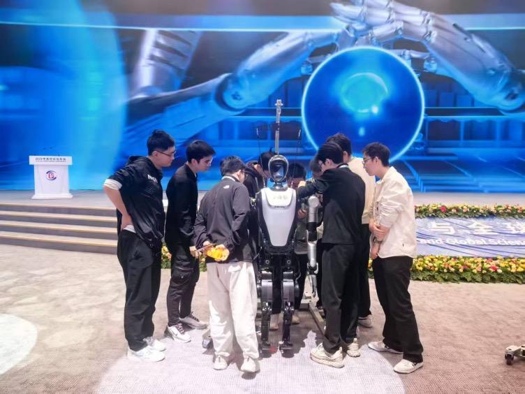 乐聚北上谋局 “大脑” 合作,解码机器人太极秀背后的智能密码(图1) 乐聚北上谋局 “大脑” 合作,解码机器人太极秀背后的智能密码(图1)