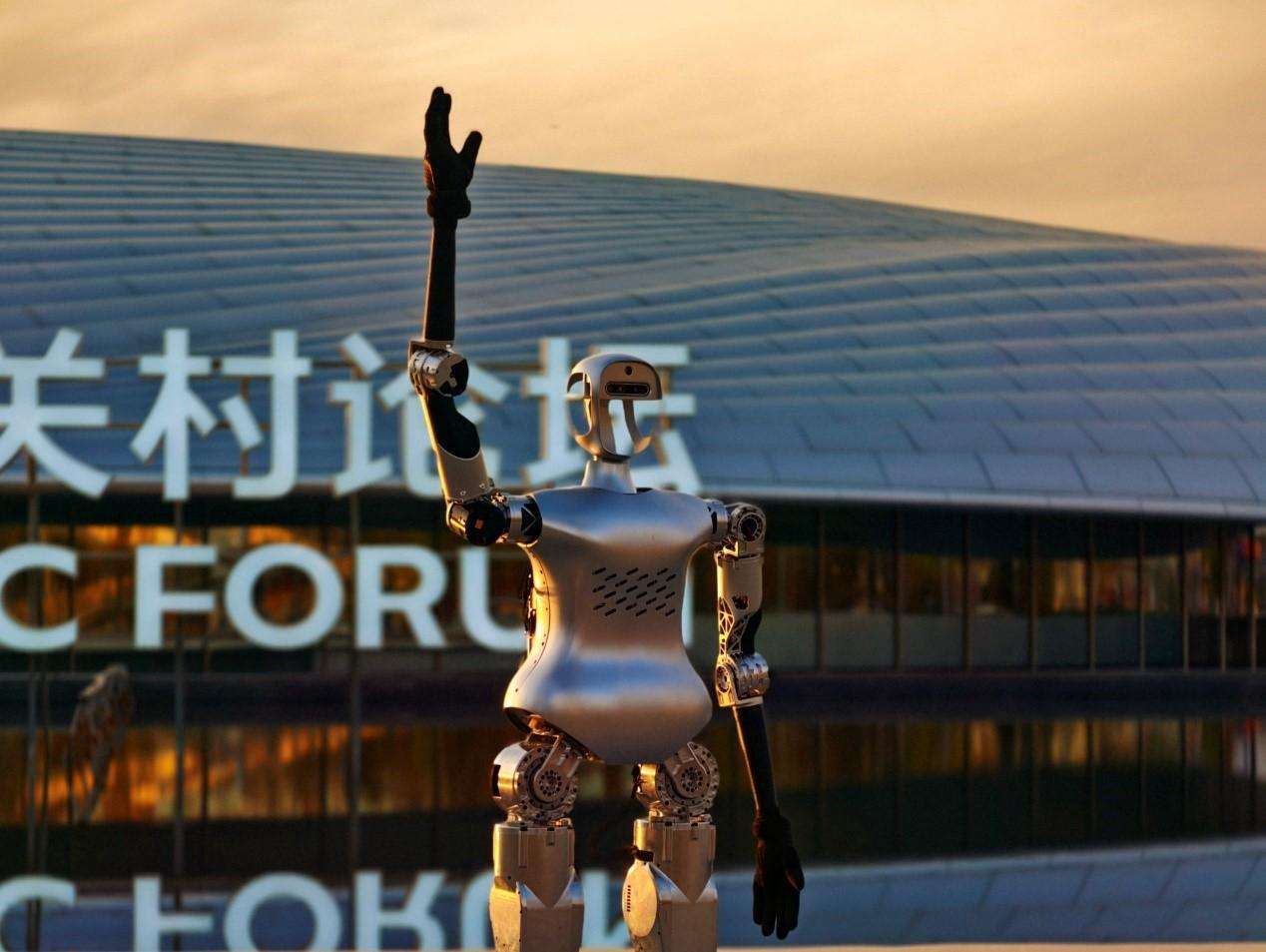 灵宝CASBOT机器人“持证上岗”,助力2025中关村论坛科技之春(图1) 灵宝CASBOT机器人“持证上岗”,助力2025中关村论坛科技之春(图1)