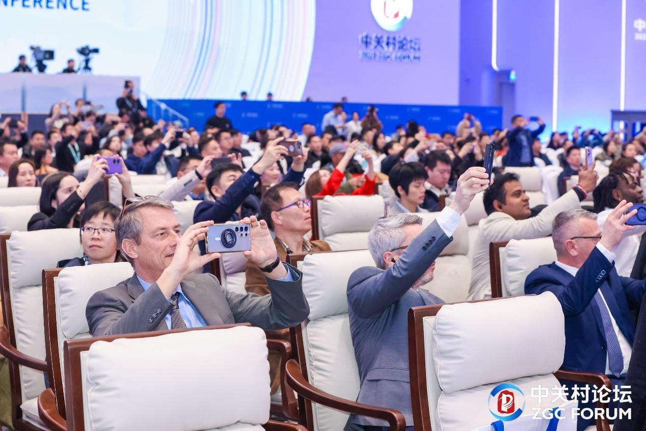 灵宝CASBOT机器人“持证上岗”,助力2025中关村论坛科技之春(图4) 灵宝CASBOT机器人“持证上岗”,助力2025中关村论坛科技之春(图4)