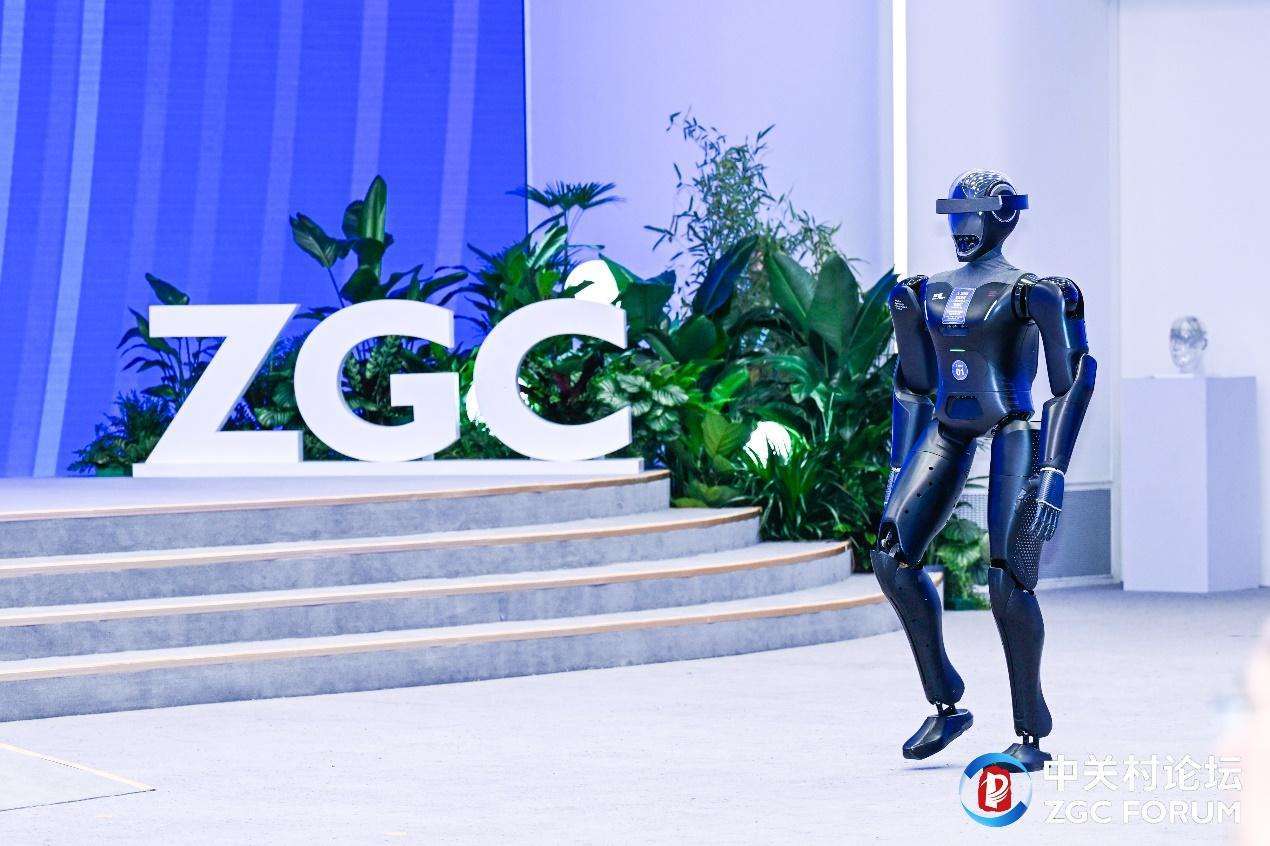 灵宝CASBOT机器人“持证上岗”,助力2025中关村论坛科技之春(图5) 灵宝CASBOT机器人“持证上岗”,助力2025中关村论坛科技之春(图5)