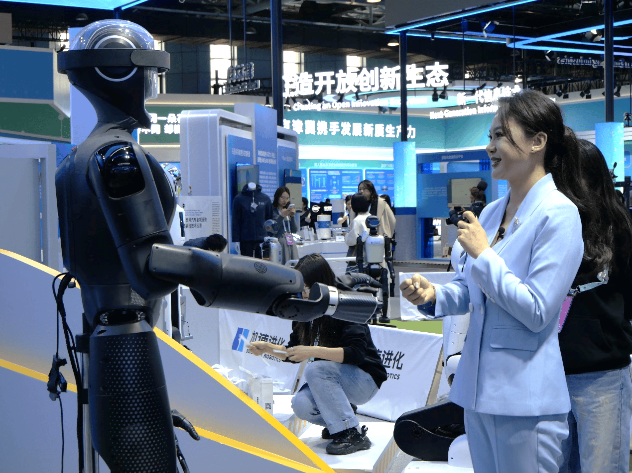 灵宝CASBOT机器人“持证上岗”,助力2025中关村论坛科技之春(图6) 灵宝CASBOT机器人“持证上岗”,助力2025中关村论坛科技之春(图6)