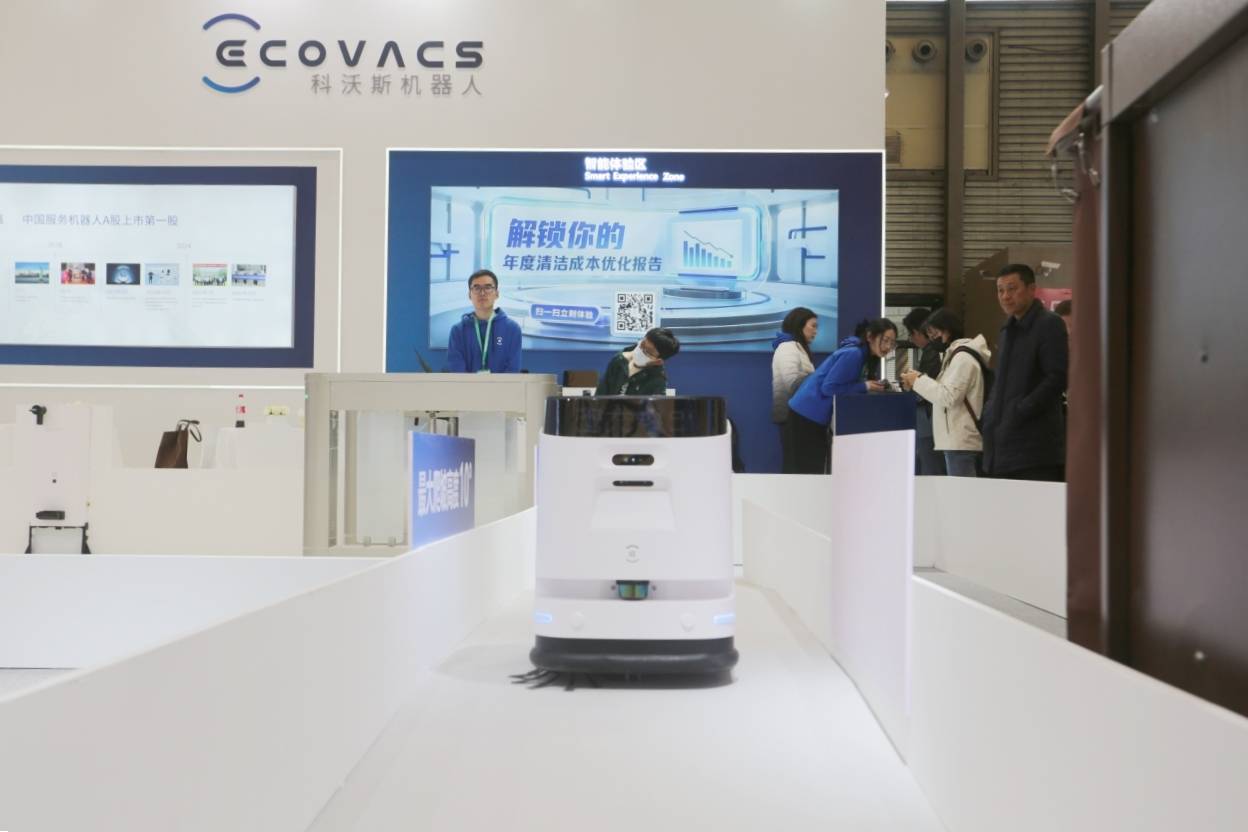 科沃斯商用清洁机器人亮相2025 CCE清洁展:助力酒店行业“科技溢价”转型(图2) 科沃斯商用清洁机器人亮相2025 CCE清洁展:助力酒店行业“科技溢价”转型(图2)