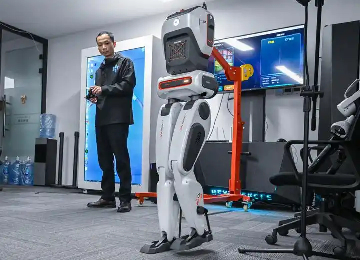 新品密集发布 人形机器人加速产业“进化”(图1) 新品密集发布 人形机器人加速产业“进化”(图1)