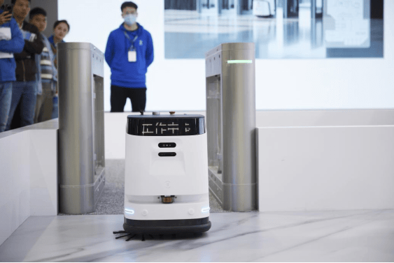 机器人加码智慧酒店！科沃斯商用清洁机器人在2025 CCE清洁展有何惊喜(图3)
