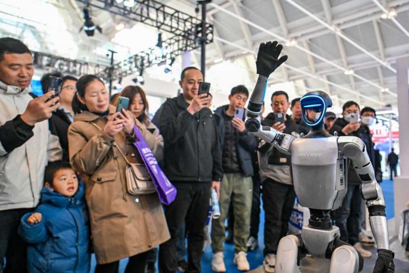 人形机器人加速进入日常生活(图1) 人形机器人加速进入日常生活(图1)