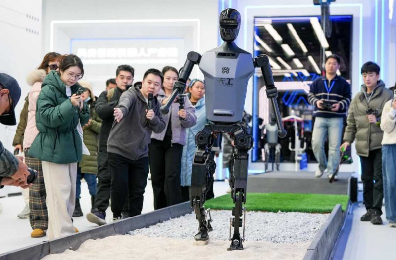 人形机器人加速进入日常生活(图2) 人形机器人加速进入日常生活(图2)