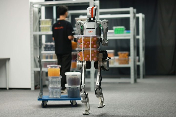 人形机器人加速进入日常生活(图4) 人形机器人加速进入日常生活(图4)