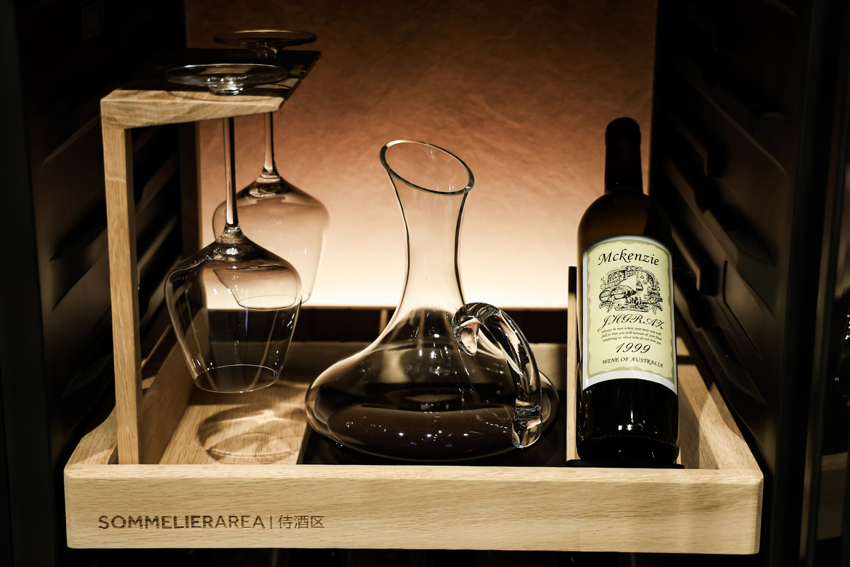 红酒存储有各种条件！卡萨帝：交给AI平嵌式酒柜(图3)