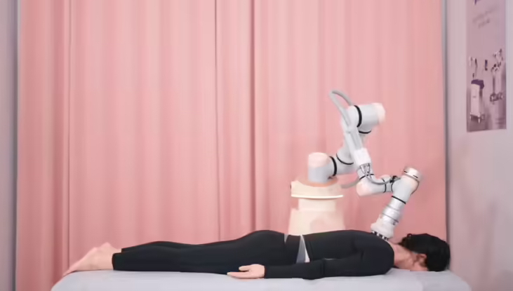 机械臂模拟人类按摩，德壹发布全球首款端侧大模型 AI 具身理疗机器人(图1)
