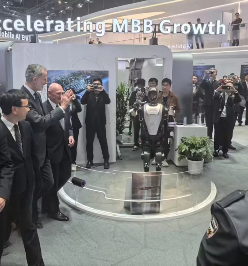 中国移动、华为、乐聚联合发布全球首款搭载 5G-A 技术的人形机器人(图1) 中国移动、华为、乐聚联合发布全球首款搭载 5G-A 技术的人形机器人(图1)