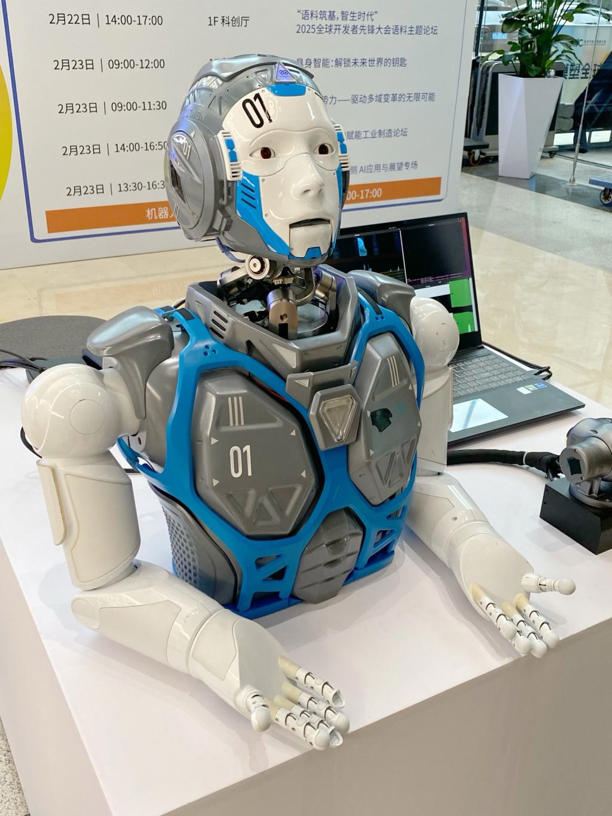 世界上第一台人形机器人长啥样？从这场讲坛看中国AI从跟跑到超越(图5)