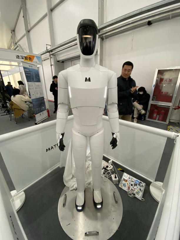 踢球遛狗搬重物……这届GDC大会,人形机器人有多吸睛? 踢球遛狗搬重物……这届GDC大会,人形机器人有多吸睛?(图7)