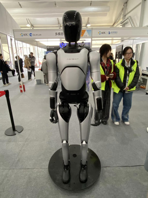 踢球遛狗搬重物……这届GDC大会,人形机器人有多吸睛? 踢球遛狗搬重物……这届GDC大会,人形机器人有多吸睛?(图8)